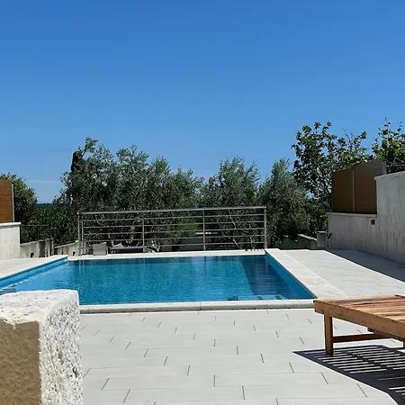 Genesis - Stadtvilla Istrien - Mit Privatem, Beheizbaren Infinity Pool Und Olivengarten Marčana