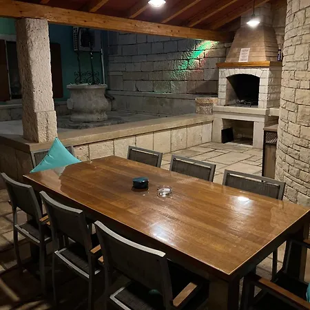 Genesis - Stadtvilla Istrien - Mit Privatem, Beheizbaren Infinity Pool Und Olivengarten Marčana