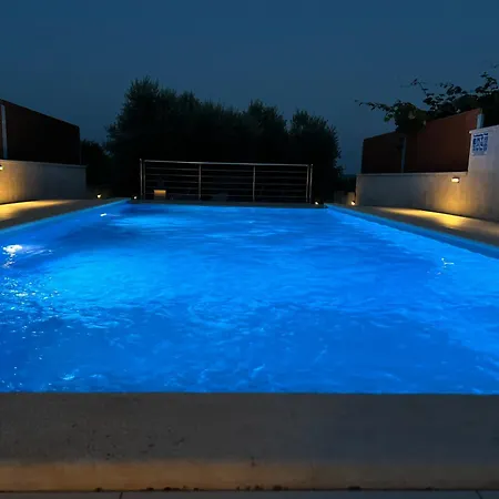 Genesis - Stadtvilla Istrien - Mit Privatem, Beheizbaren Infinity Pool Und Olivengarten * Marčana